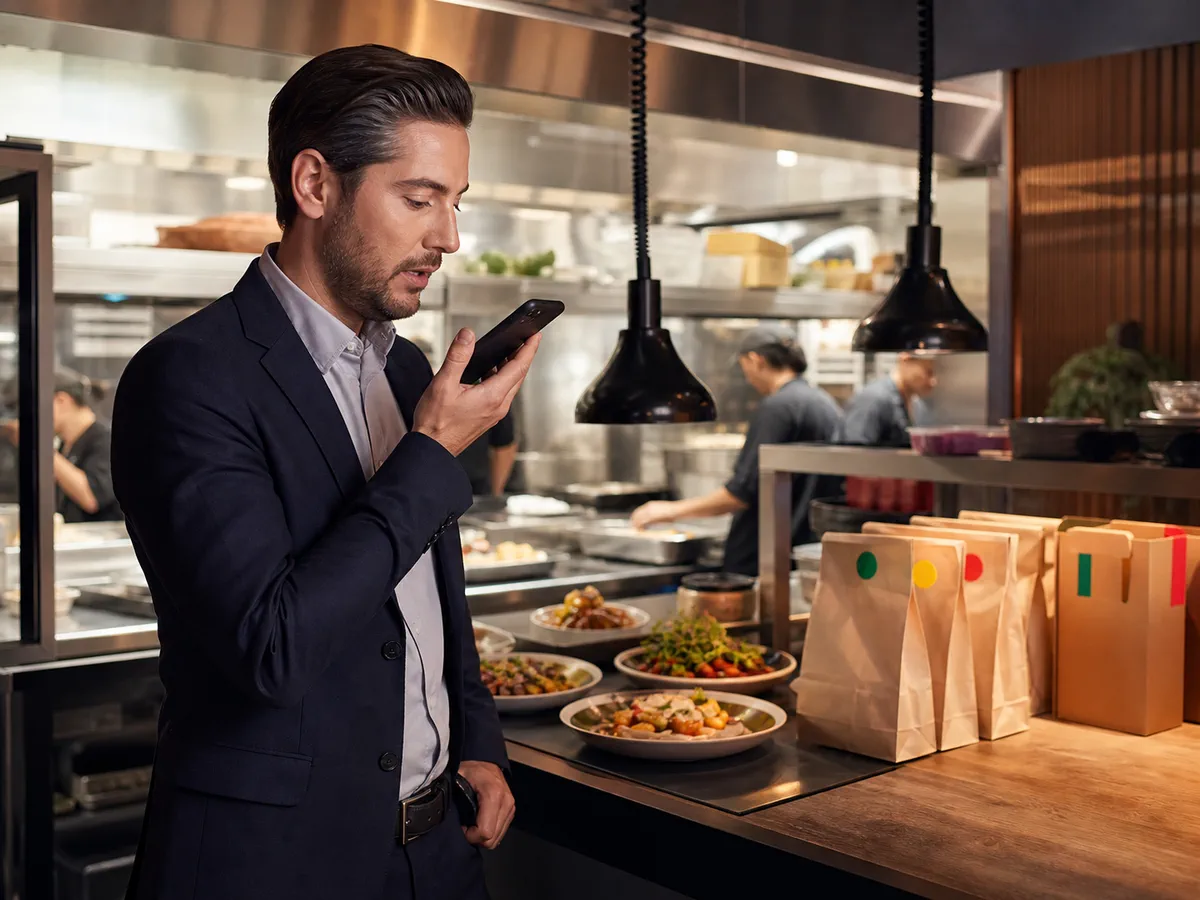 Responsable de restaurant envoyant un message vocal pour mettre à jour le catalogue